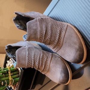 Earth Origins 6.5 Grey Gray Leather Zip Booties